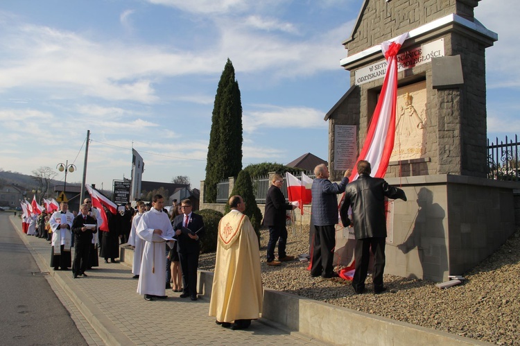 Odsłonięcie pomnika Niepodległości w Jodłowej