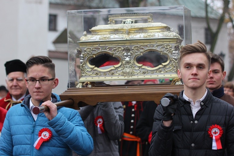 Relikwiarz nieśli m.in. uczniowie katolickich placówek