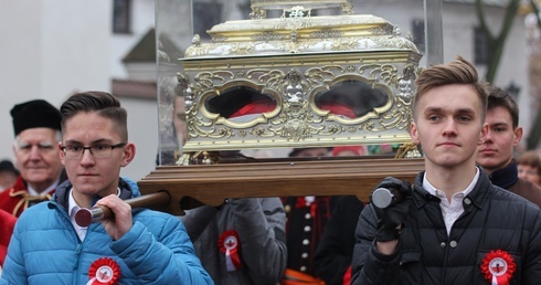 Relikwiarz nieśli m.in. uczniowie katolickich placówek