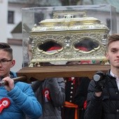 Relikwiarz nieśli m.in. uczniowie katolickich placówek