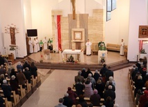 Uroczystość pobłogosławienia obelisku oraz zasadzenie dębu upamiętniających 100. rocznicę niepodległości Polski w Kortowie