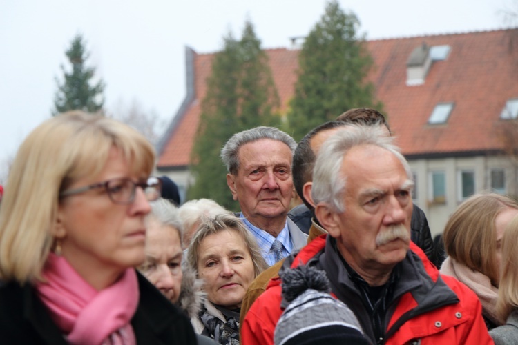 Uroczystość pobłogosławienia obelisku oraz zasadzenie dębu upamiętniających 100. rocznicę niepodległości Polski w Kortowie