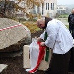 Uroczystość pobłogosławienia obelisku oraz zasadzenie dębu upamiętniających 100. rocznicę niepodległości Polski w Kortowie