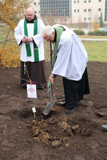 Uroczystość pobłogosławienia obelisku oraz zasadzenie dębu upamiętniających 100. rocznicę niepodległości Polski w Kortowie