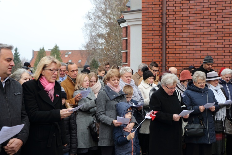 Uroczystość pobłogosławienia obelisku oraz zasadzenie dębu upamiętniających 100. rocznicę niepodległości Polski w Kortowie