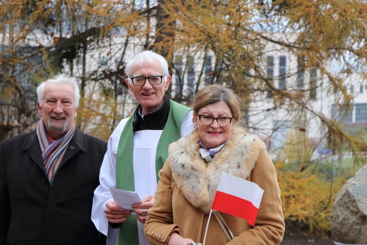 Uroczystość pobłogosławienia obelisku oraz zasadzenie dębu upamiętniających 100. rocznicę niepodległości Polski w Kortowie