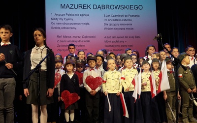 Uroczysty koncert rozpoczęto wspólnym odśpiewaniem hymnu Polski
