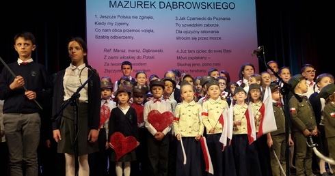 Uroczysty koncert rozpoczęto wspólnym odśpiewaniem hymnu Polski