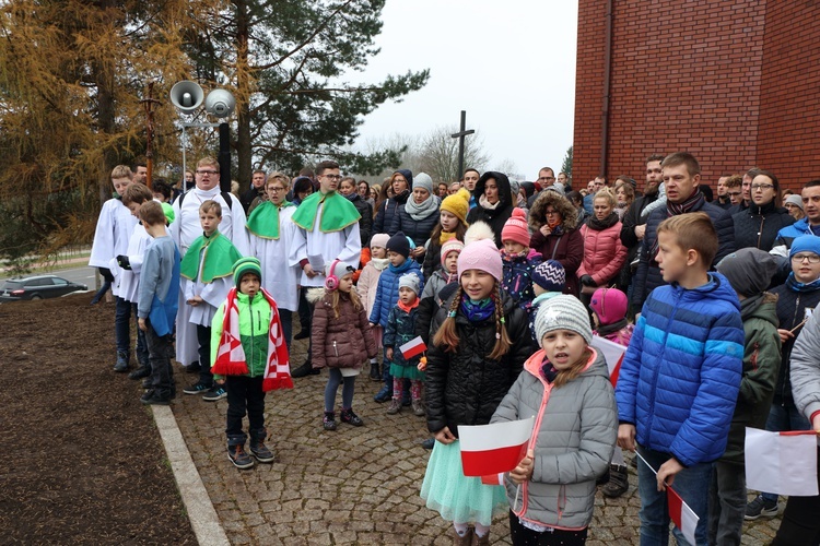 Uroczystość pobłogosławienia obelisku oraz zasadzenie dębu upamiętniających 100. rocznicę niepodległości Polski w Kortowie