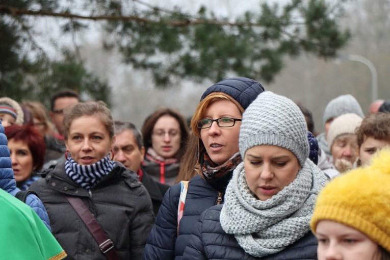 Uroczystość pobłogosławienia obelisku oraz zasadzenie dębu upamiętniających 100. rocznicę niepodległości Polski w Kortowie