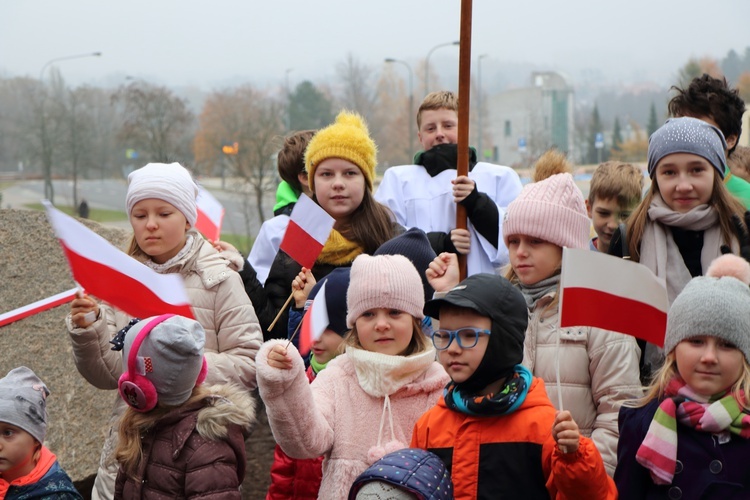 Uroczystość pobłogosławienia obelisku oraz zasadzenie dębu upamiętniających 100. rocznicę niepodległości Polski w Kortowie