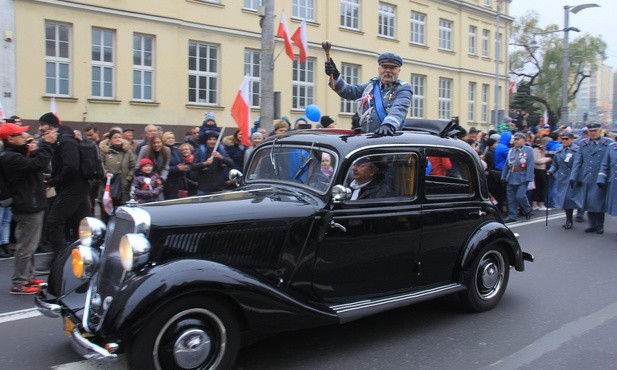 Mieszkańców miasta pozdrawiał marszałek Józef Piłsudski