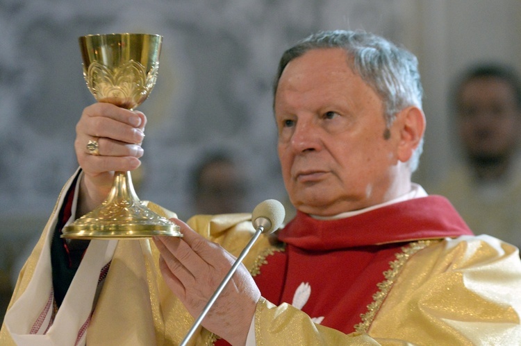 Pod stopką kielicha został wygrawerowany napis: "W roku wskrzeszenia Polski do Kościoła Mariackiego ofiarują W.K.M d. 4 XI 1918"