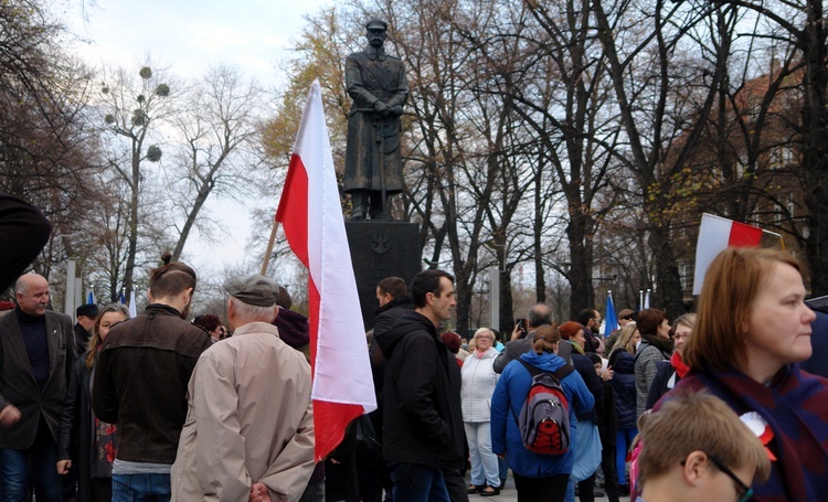 Uroczystości pod pomnikiem Piłsudskiego  