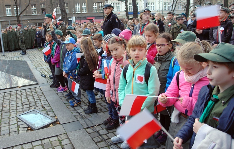 Uroczystości pod pomnikiem Piłsudskiego  