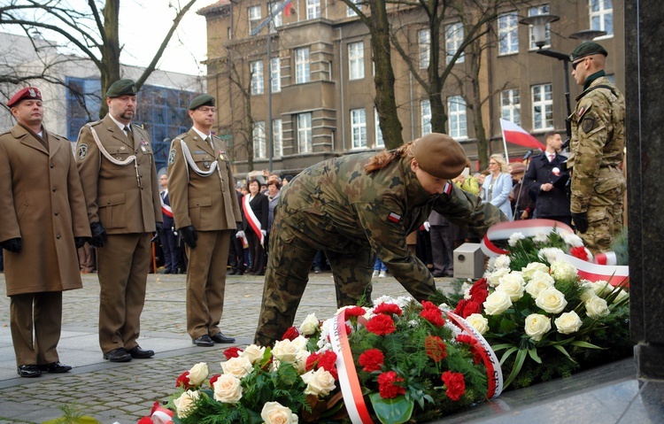 Uroczystości pod pomnikiem Piłsudskiego  