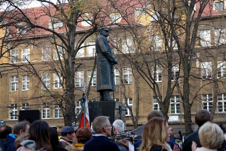 Uroczystości pod pomnikiem Piłsudskiego  