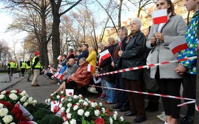 Uroczystości pod pomnikiem Piłsudskiego  