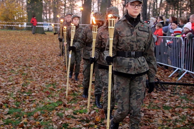 Pod znakiem biało-czerwonej wstążeczki