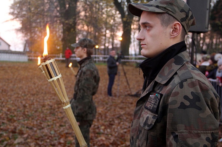 Pod znakiem biało-czerwonej wstążeczki