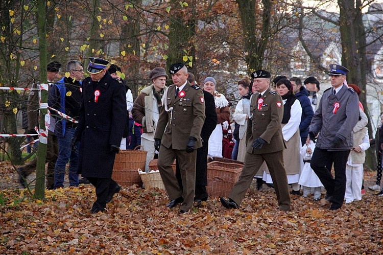 Pod znakiem biało-czerwonej wstążeczki