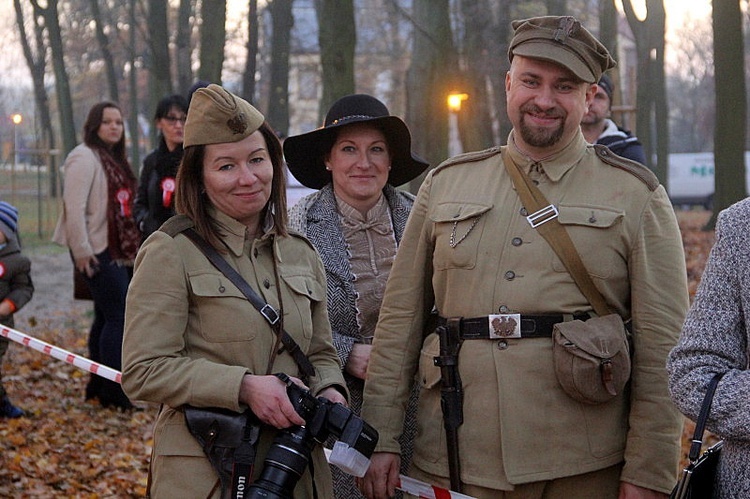 Pod znakiem biało-czerwonej wstążeczki