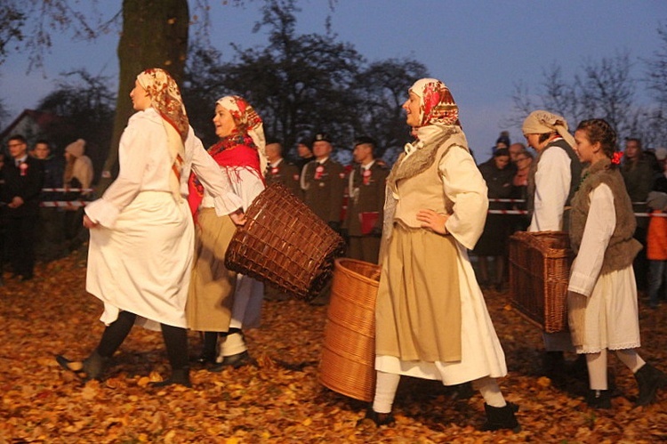 Pod znakiem biało-czerwonej wstążeczki