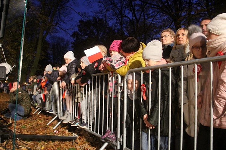 Pod znakiem biało-czerwonej wstążeczki