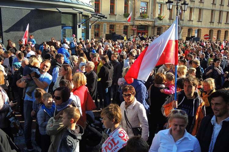 Bielszczanie odśpiewali hymn na placu Ratuszowym