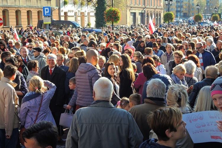 Bielszczanie odśpiewali hymn na placu Ratuszowym