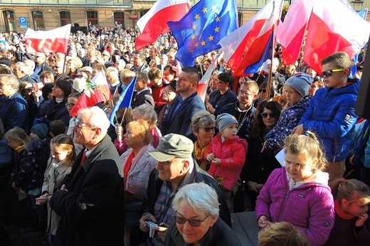 Bielszczanie odśpiewali hymn na placu Ratuszowym