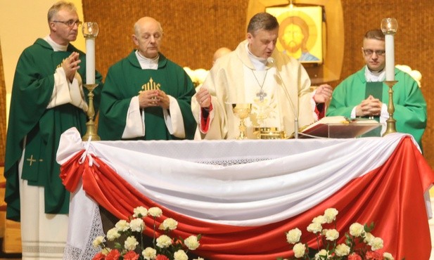 Eucharystii przewodniczył i homilię wygłosił bp Roman Pindel