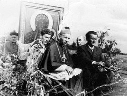 Ks. Roman Kotlarz podtrzymuje wizerunek MB Częstochowskiej, obok sługa Boży bp Piotr Gołębiowski. Nawiedzenie diecezji w 1972 roku