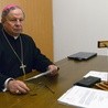 Bp Henryk Tomasik z watykańskim dokumentem pozwalającym na rozpoczęcie procesu