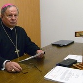 Bp Henryk Tomasik z watykańskim dokumentem pozwalającym na rozpoczęcie procesu