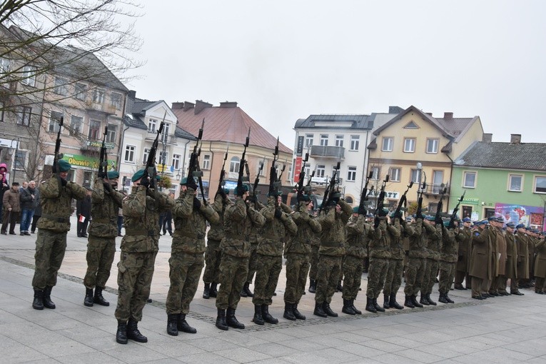 Salwa honorowa w czasie uroczystości na przasnyskim rynku