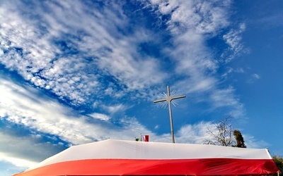 16-metrowy krzyż jubileuszowy stanął w Gorcach na Dzieliku
