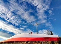 16-metrowy krzyż jubileuszowy stanął w Gorcach na Dzieliku