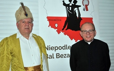 Wodzirej wraz z ks. Krzysztofem Orą, dyrektorem wydziału duszpasterskiego. 