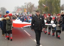 Harcerze i zuchy Hufca Sochaczew przeszli ulicami miasta, niosąc 20-metrową flagę