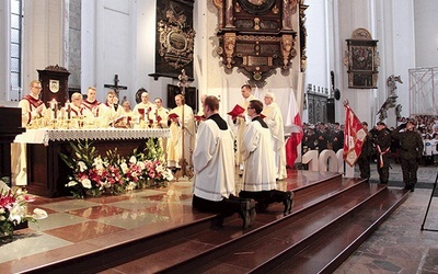 ▲	– Ku Chrystusowi, który jest Panem wieków i Twórcą ojczyzn, wznosimy naszą modlitwę dziękczynienia za stulecie niepodległości. Za drogę zmienną, czasem dotkliwą, ale przecież drogę nadziei – mówił metropolita.