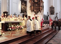 ▲	– Ku Chrystusowi, który jest Panem wieków i Twórcą ojczyzn, wznosimy naszą modlitwę dziękczynienia za stulecie niepodległości. Za drogę zmienną, czasem dotkliwą, ale przecież drogę nadziei – mówił metropolita.