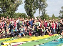 ▲	KSM ma dla swoich członków wiele różnorodnych propozycji. Na zdjęciu tegoroczny spływ kajakowy na zakończenie wakacji.