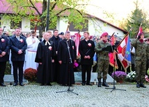 Modlitwa na cmentarzu Wojska Polskiego.