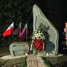 Monument stanął przy złotołańskim kościele.