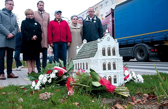 Na chwilę w miejscu synagogi stanęła jej makieta.