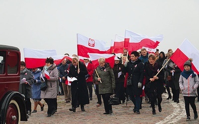 11 listopada mieszkańcy Mikoszewa przeszli w patriotycznym marszu i odśpiewali hymn państwowy. Ostatnim punktem uroczystości było spotkanie przy wspólnym stole.