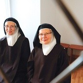 Siostra Maria Benedykta od Najświętszej Eucharystii (po lewej) i s. Dominika Teresa od Matki Bożej. 