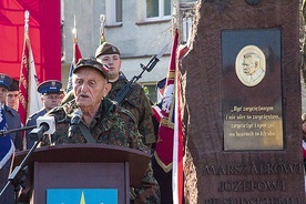 ▲	W uroczystości uczestniczył powstaniec i sybirak Włodzimierz Papiernik.