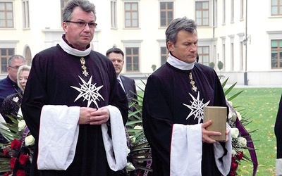 ▲	Urnę z prochami nieśli Jacek i Tomasz Tarnowscy, podobnie jak zmarły – członkowie Zakonu Maltańskiego.